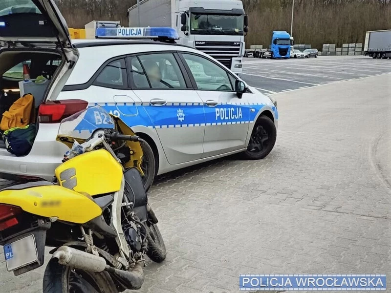 Policjanci dogonili i zatrzymali motocyklistę