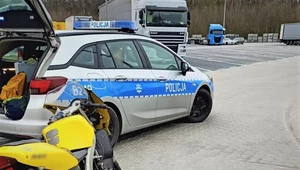 Policjanci gonili motocyklistę. Powodów miał wiele, by uciekać