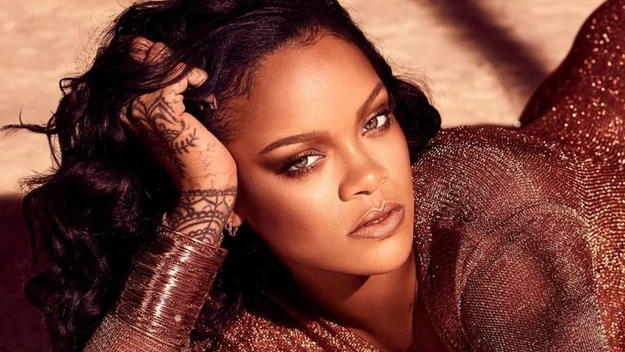 Rihanna jest aktualnie jedną z najbardziej znanych wokalistek na świecie. Regularnie nagrywa nowe piosenki, a większość z nich to hity, które puszczane są w największych stacjach radiowych na świecie. 

Piosenkarka, która zyskała wielką sławę za sprawą słynnej "Umbreli", dziś ma już 33 lata i mnóstwo pieniędzy na bankowym koncie.