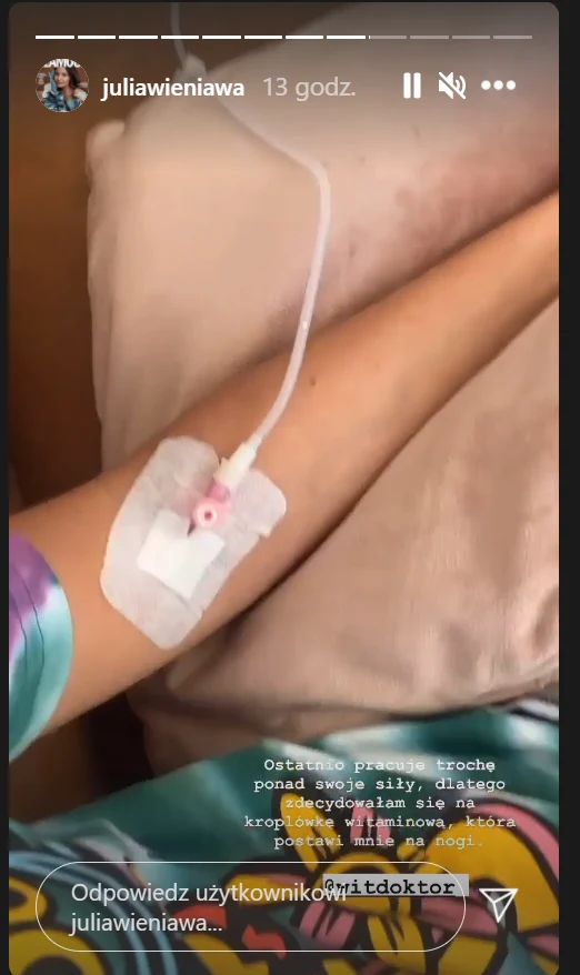 Julka podłączona do kroplówki. Źródło: https://www.instagram.com/juliawieniawa/?hl=pl Julka podłączona do kroplówki. Źródło: https://www.instagram.com/juliawieniawa/?hl=pl