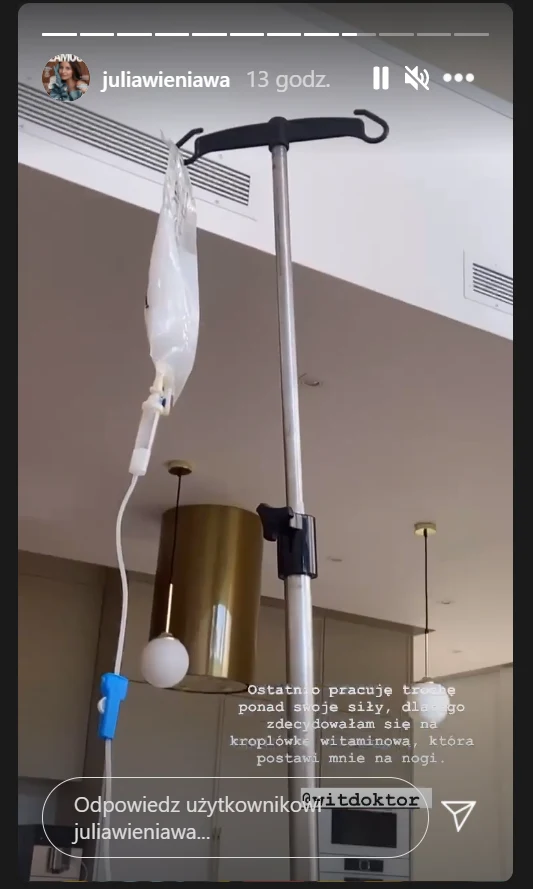 Julia podłączona do kroplówki w domu. Źródło: https://www.instagram.com/juliawieniawa/?hl=pl Julia podłączona do kroplówki w domu. Źródło: https://www.instagram.com/juliawieniawa/?hl=pl