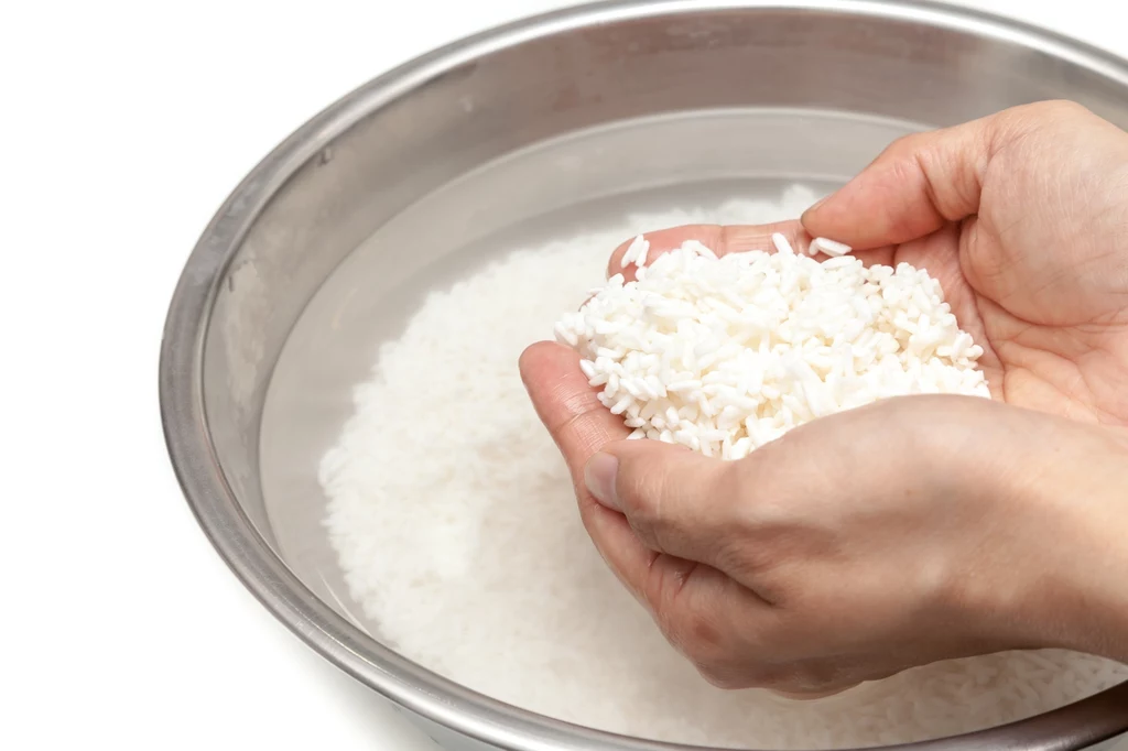 Woda po gotowaniu ryżu ma niezwykłe właściwości