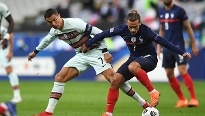 Cristiano Ronaldo i Antoine Griezmann podczas meczu Portugalia - Francja. Powołanie Superligi może doprowadzić do wydania przez UEFA zakazu ich gry w reprezentacjach narodowych