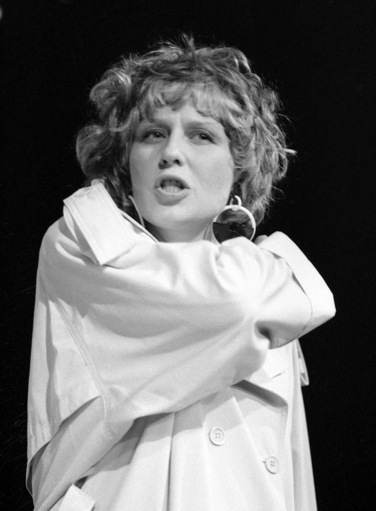 W 1990 roku Krystyna Janda zagrała tytułową rolę w  monodramie "Shirley Valentine" Williama Russella w reżyserii Macieja Wojtyszki. Spektakl okazał się gigantycznym przebojem. Na deskach Teatru Powszechnego był prezentowany przez niemal 20 lat blisko 600 razy. Janda kontynuowała przygodę z "Shirley Valentine" w założonym przez siebie Teatrze Polonia, gdzie spektakl grany jest do dziś.

"Błyskotliwie napisana historia czterdziestolatki, nazywającej siebie Świętą Joanną od Zlewozmywaków i wyzwalającej się spod tyranii męża, coraz bardziej angażuje widza. Przedstawienie, jakkolwiek opowiada o nieudanym małżeństwie, jest znakomitą zabawą, choć zaprawioną nutką zadumy nad zawikłaniami losu. Shirley w brawurowym wykonaniu Krystyny Jandy jawi się w nim jako niezmiernie sympatyczna, żywiołowa kobieta, która spróbowała buntu, by przerwać swoje osamotnienie" - pisał w "Rzeczpospolitej" Janusz R. Kowalczyk.