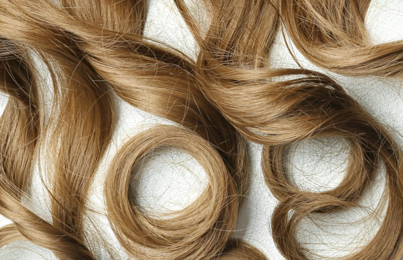 Pukle włosów warto rozłożyć na polach uprawnych