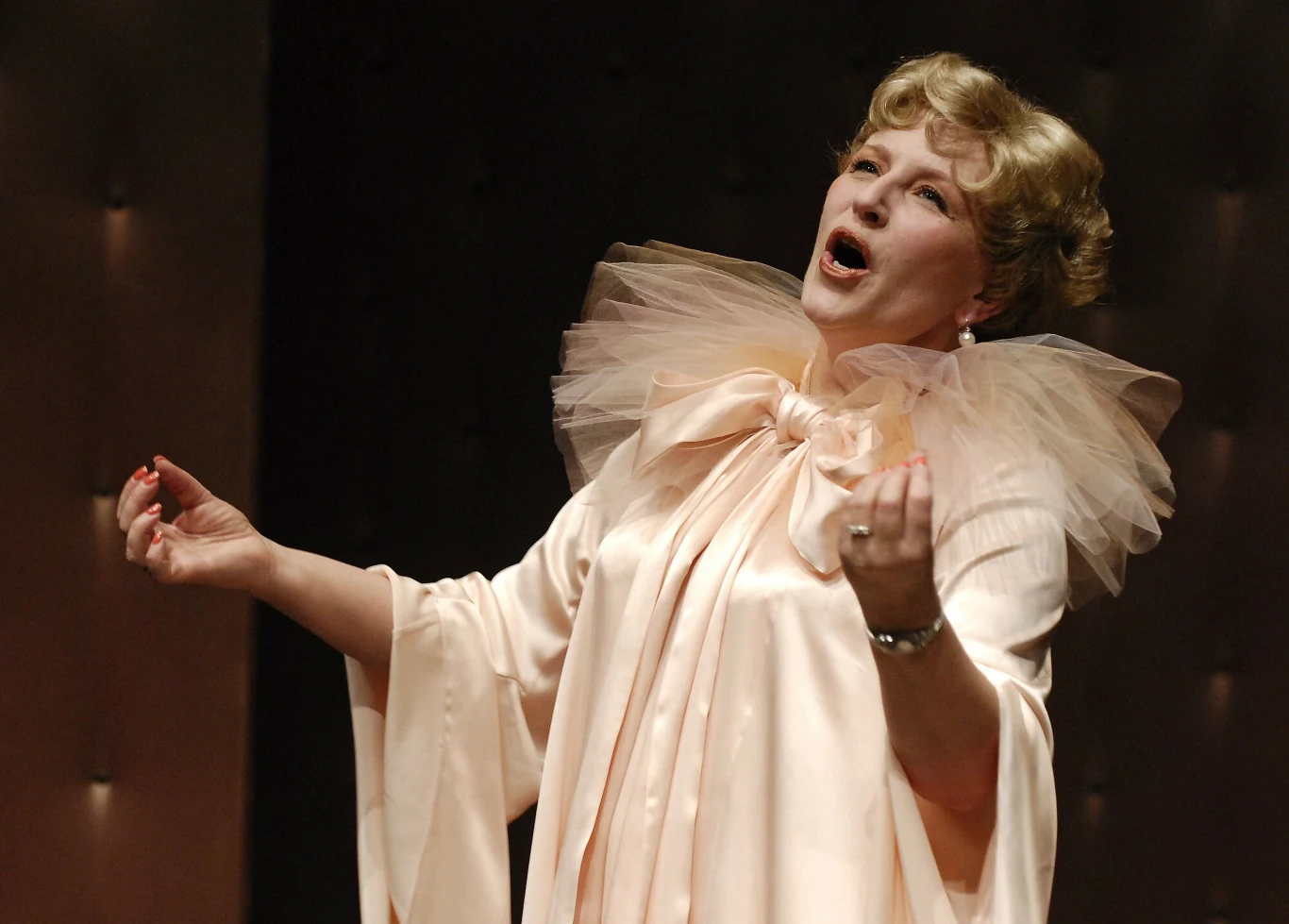 Jedną z najlepszych scenicznych kreacji Krystyny Jandy pozostaje tytułowa rola w "Boskiej!" Petera Quiltera w w przedstawieniu Andrzeja Domalika (2007).

Aktorka wcieliła się Amerykankę Florence Foster Jenkins - autentyczną postać, która zapisała się w historii jako... najgorsza śpiewaczka operowa świata. Nie miała za grosz talentu, ale nie przyjmowała tego do wiadomości. Była do tego na tyle uparta i bogata, by nagrywać swoje pieśni i organizować sobie recitale. W końcu stała się postacią kultową...

"To historia o tym, że warto walczyć o spełnienie marzeń, nawet tych najdziwniejszych" - mówiła aktorka.