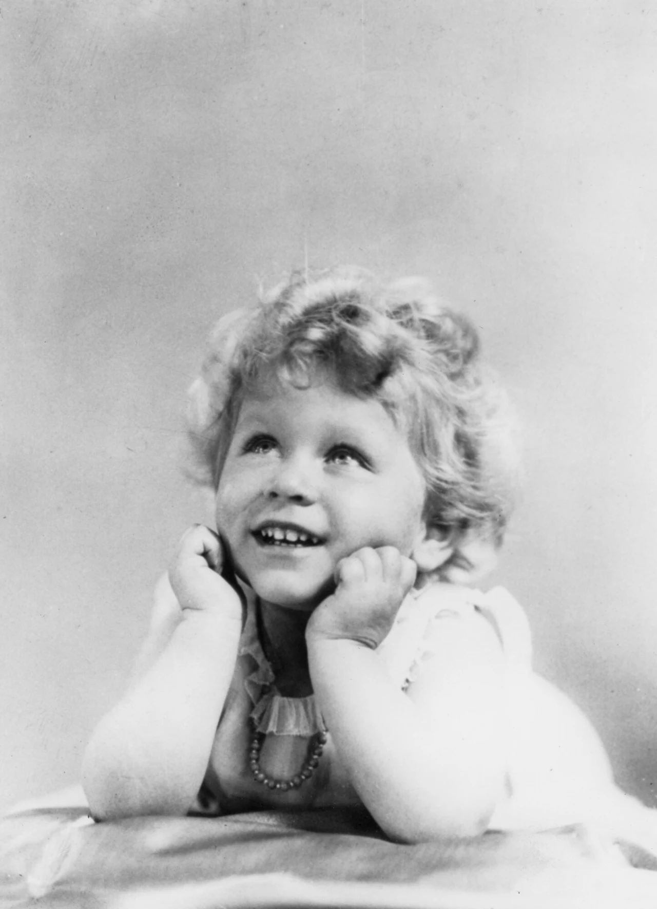 Mała Elżbieta - pierworodne dziecko króla Jerzego VI i jego żony, Elżbiety Bowes-Lyon . 