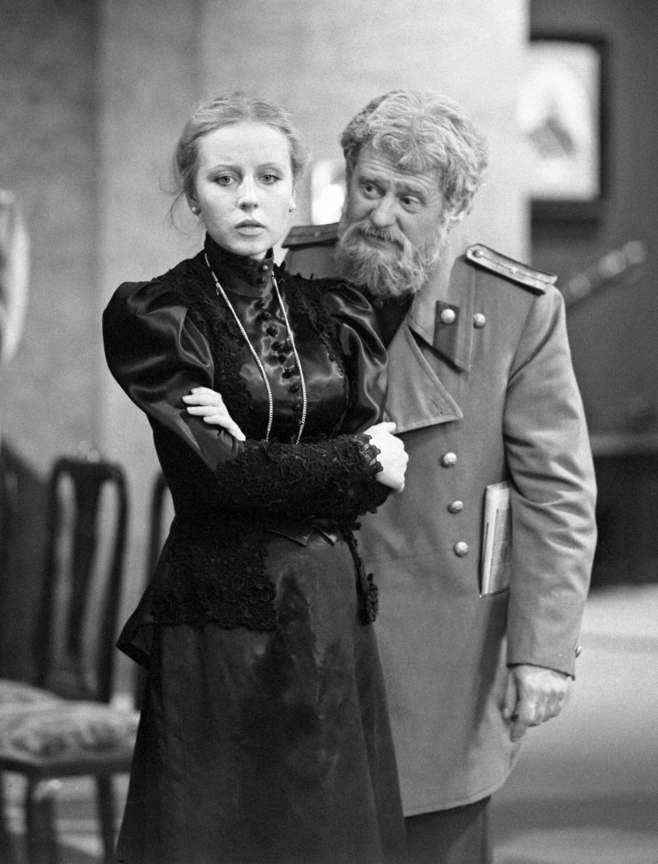 Jeszcze w czasie studiów zadebiutowała jako aktorka rolą Maszy Kułyginy w „Trzech siostrach” Czechowa w reżyserii Aleksandra Bardiniego (na zdjęciu). Jej talent docenił także Andrzej Łapicki obsadzając ją w… męskiej roli Doriana Graya w spektaklu „Portret Doriana Graya” Oscara Wilde’a.

Za oficjalny sceniczny debiut Krystyny Jandy uznaje się jednak rolę Anieli w "Ślubach panieńskich" Fredry w reżyserii Jana Świderskiego w Teatrze Ateneum w Warszawie (1976).

"Zawsze gra podobną, raz stworzoną postać, nadając jej cechy wszystkim swoim rolom. Jej aktorstwo cechuje silna ekspresja, żywiołowy temperament, ideowe zaangażowanie, czasem manieryczność" - Jan Kłossowicz charakteryzował aktorski styl Jandy w "Słowniku Teatru Polskiego".