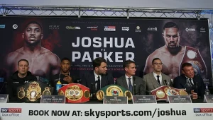 Eddie Hearn (trzeci od lewej) będzie teraz głównym szefem