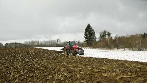 Ciągnik na polu; zdj. ilustracyjne 