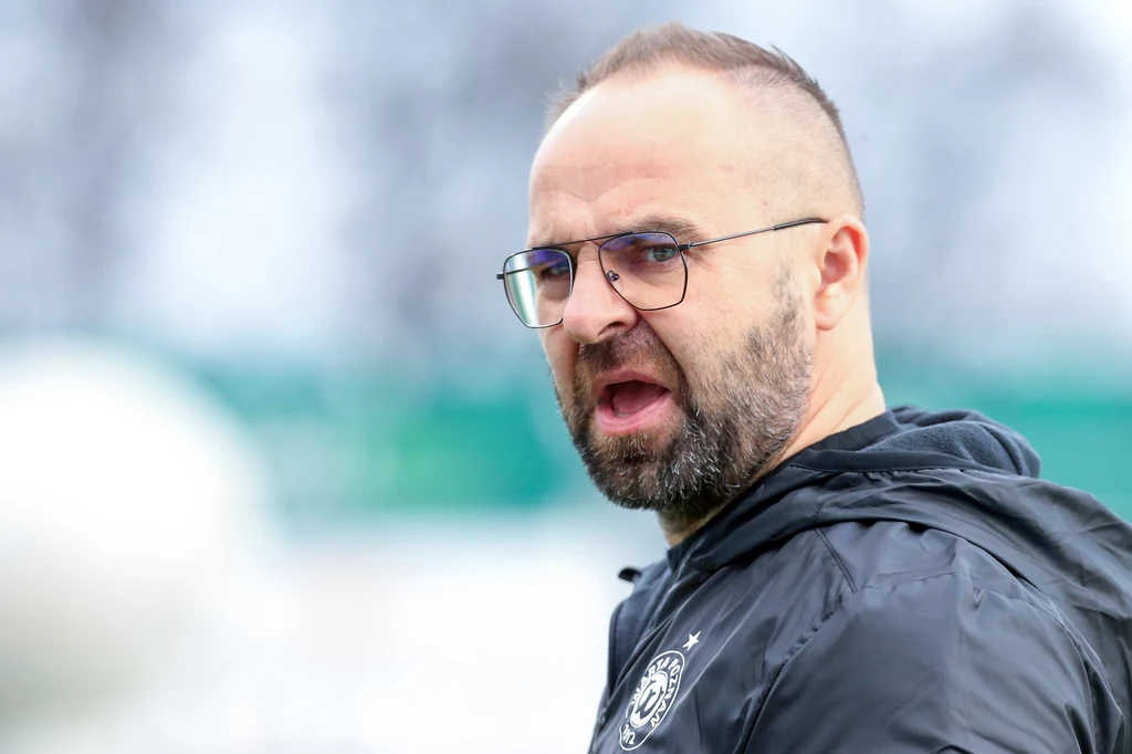 Trener Piotr Tworek podczas meczu Warta Poznań - Raków Częstochowa