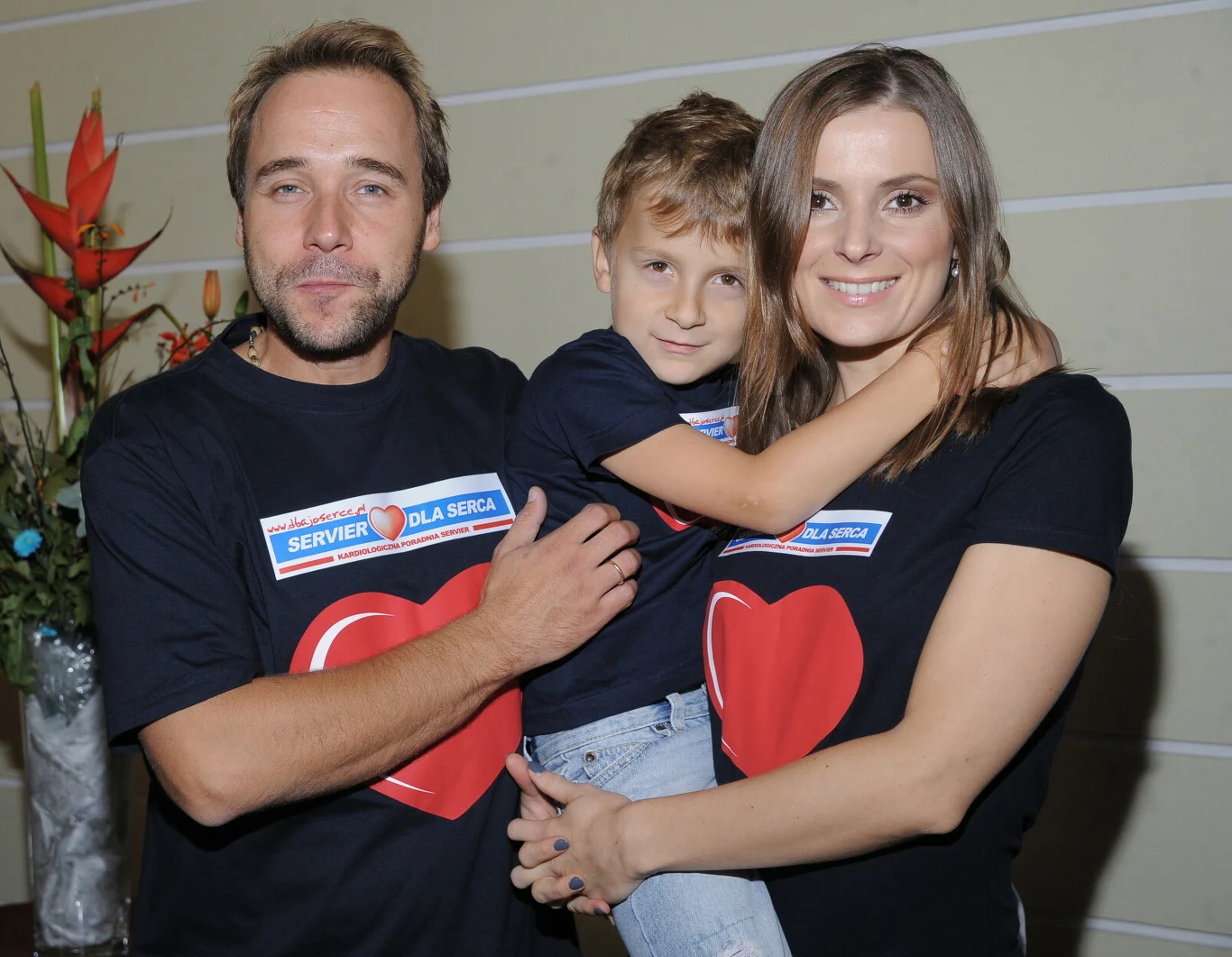 Łukasz Nowicki i Halina Mlynkova pozują z synem Piotrem, 2010 r. Łukasz Nowicki i Halina Mlynkova pozują z synem Piotrem, 2010 r.