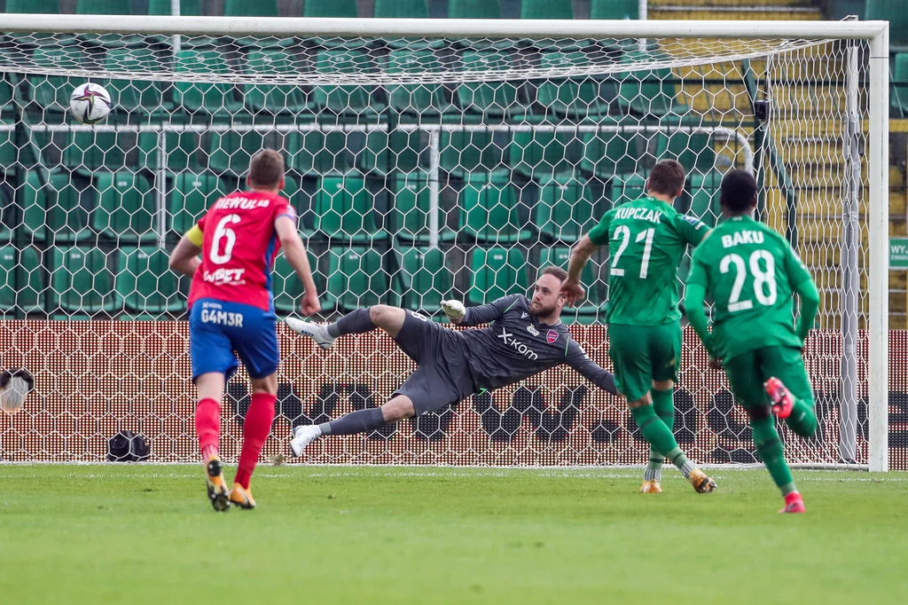 Mateusz Kupczak strzela z rzutu karnego w poprzeczkę. To pierwszy z dwóch niewykorzystanych przez Wartę Poznań rzutów karnych w pierwszej połowie meczu z Rakowem Częstochowa Mateusz Kupczak strzela z rzutu karnego w poprzeczkę. To pierwszy z dwóch niewykorzystanych przez Wartę Poznań rzutów karnych w pierwszej połowie meczu z Rakowem Częstochowa