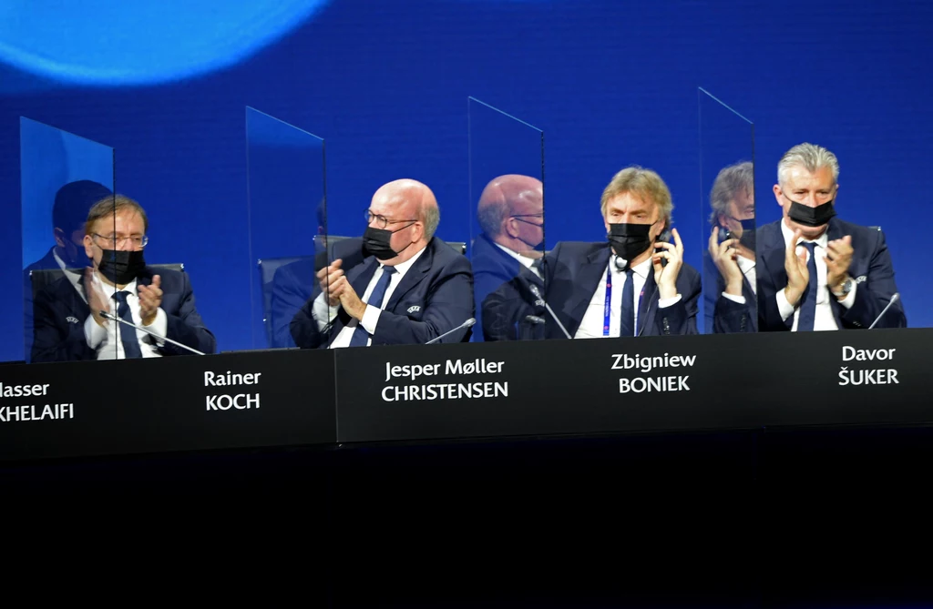 Od prawej: Davor Szuker, Zbigniew Boniek, Jesper Christensen i Rainer Koch na obradach władz UEFA Od prawej: Davor Szuker, Zbigniew Boniek, Jesper Christensen i Rainer Koch na obradach władz UEFA