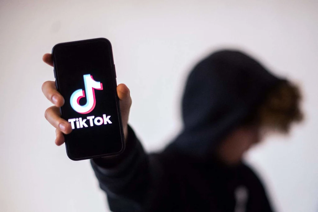 TikTok to chiński serwis internetowy, który cieszy się niesłabnącym zainteresowaniem wśród internautów na całym świecie. Wzbudza przy tym wiele kontrowersji.