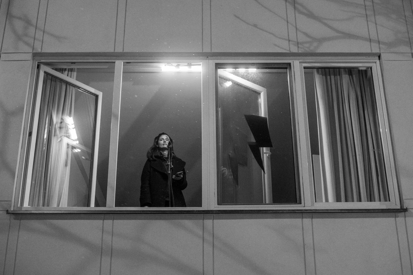 Agnieszka podczas protestu w obronie praw kobiet w bloku obok domu Kaczyńskiego Agnieszka podczas protestu w obronie praw kobiet w bloku obok domu Kaczyńskiego