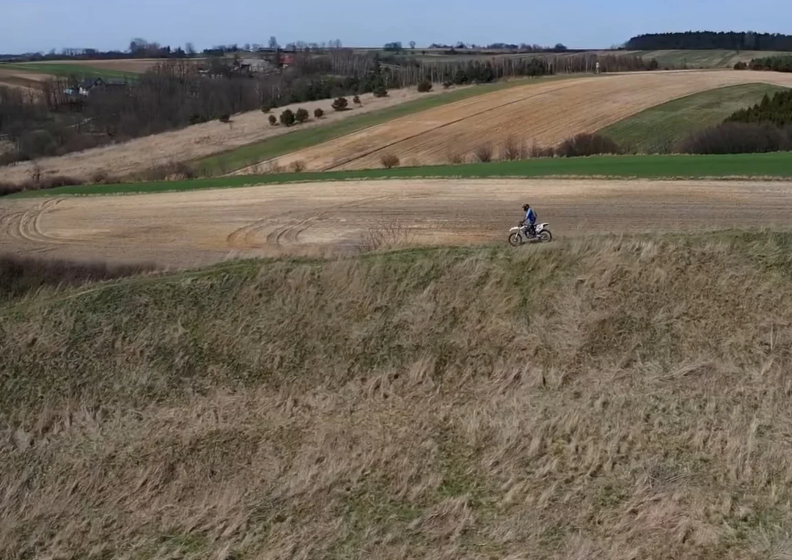 Okazało się, że pagórek to wcale nie pagórek ale zabytkowy wał ziemny Okazało się, że pagórek to wcale nie pagórek ale zabytkowy wał ziemny