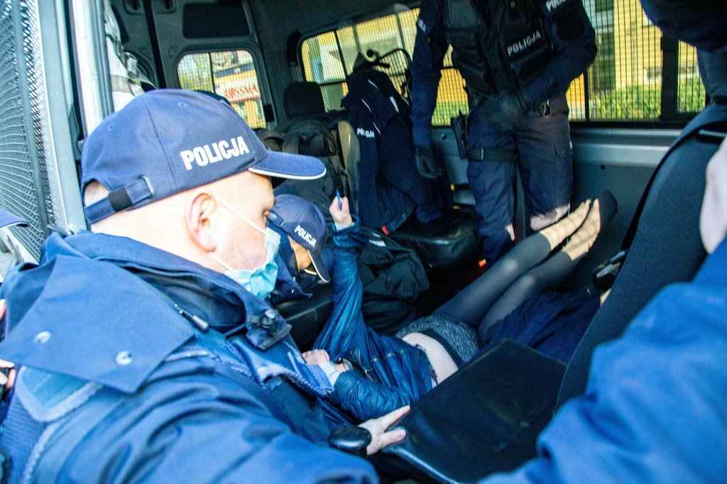 Zatrzymanie Babci Kasi podczas pikiety w obronie sędziego Igora Tulei Zatrzymanie Babci Kasi podczas pikiety w obronie sędziego Igora Tulei