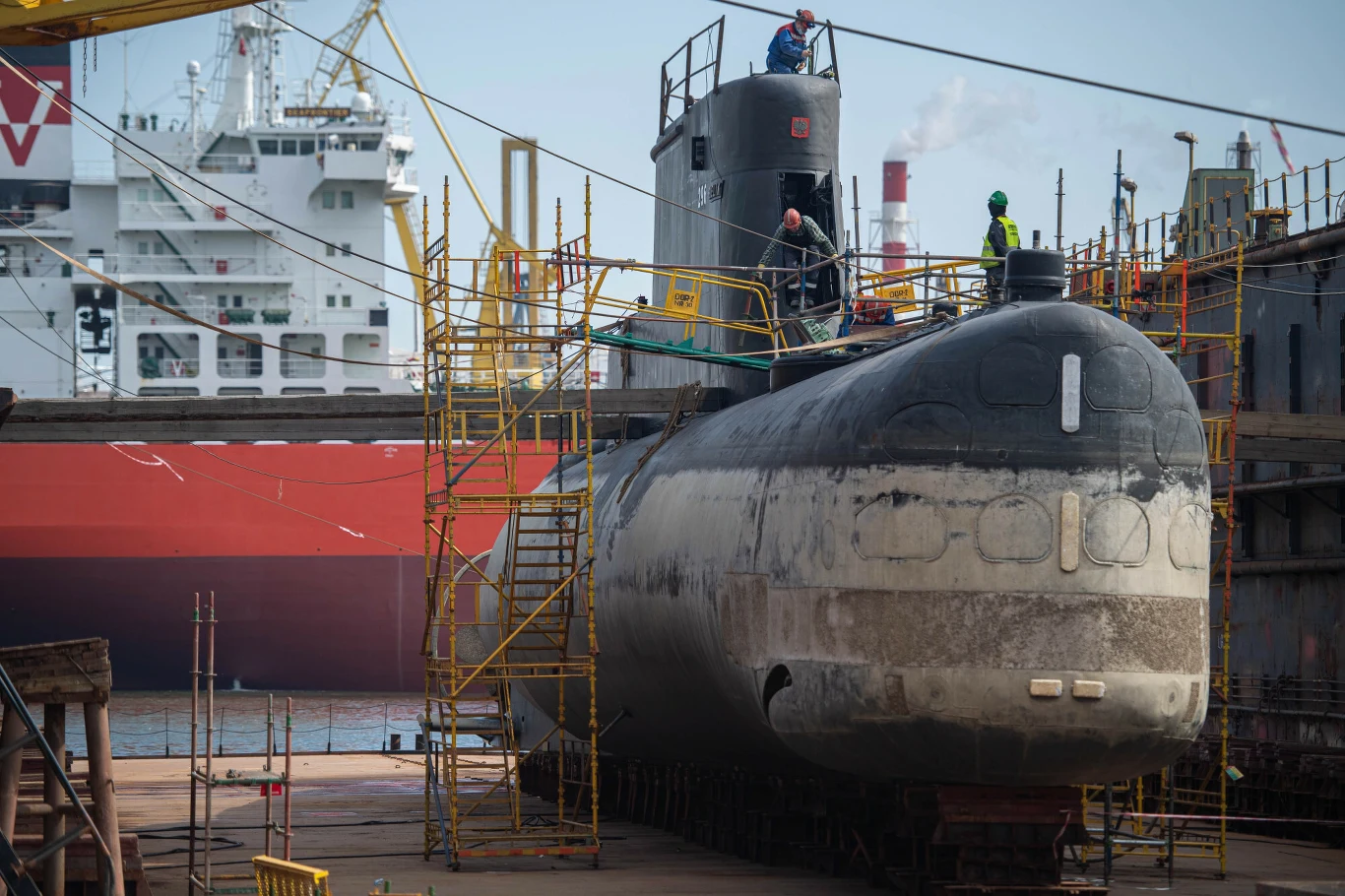 Na obu okrętach zostaną wymontowane baterie akumulatory wraz z oprzyrządowaniem monitorującym i systemami chłodzenia. 