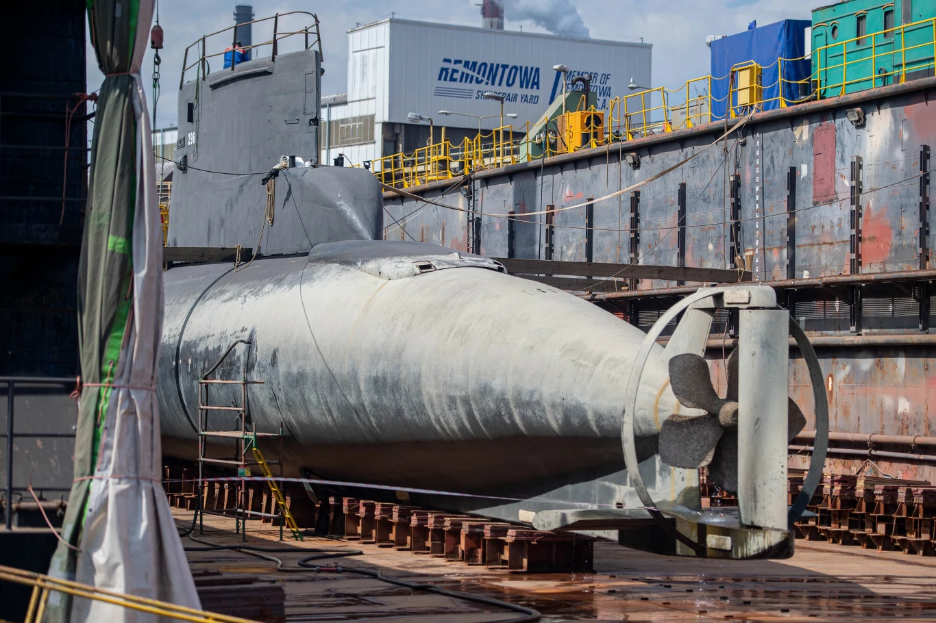 Zdemontowane zostaną systemy przeciwpożarowe i zaślepione otwory prowadzące na zewnątrz kadłuba. 