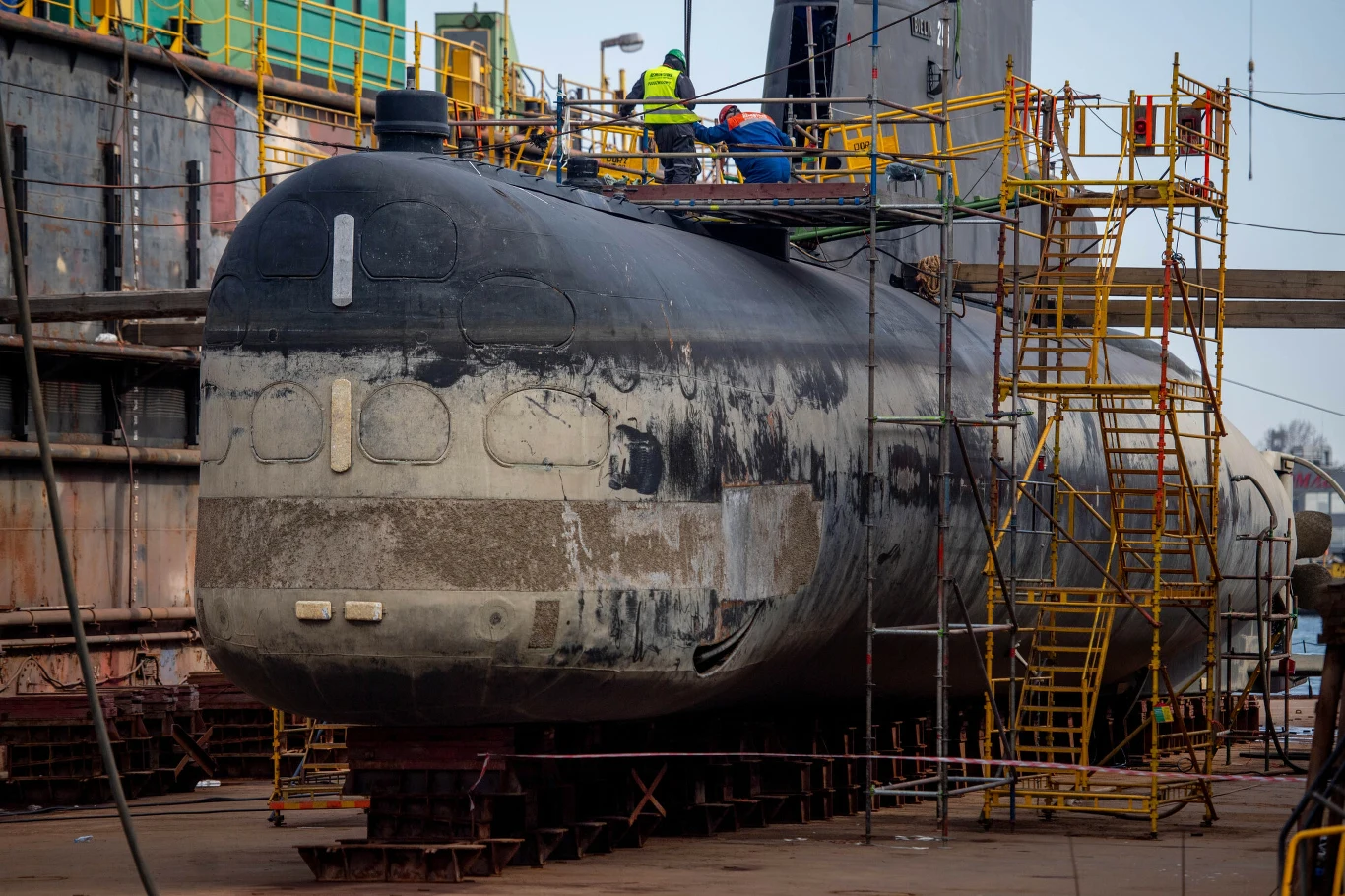 Najpierw do stoczni trafił „Sęp”, niedługo po nim „Bielik”.