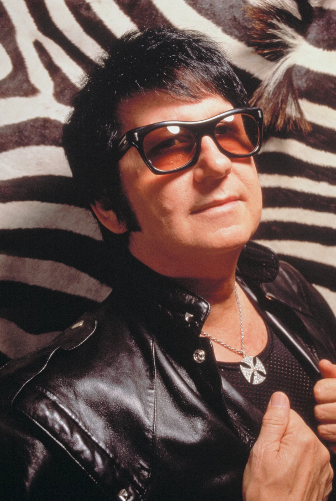 Wraz z sukcesem Traveling Wilburys Orbison nagrał - ostatnią, jak się potem okazało - płytę "Mystery Girl". Pomagali mu m.in. koledzy z Wilburys, a także Bono i The Edge z U2, którzy napisali utwór "She's a Mystery to Me". Wraz z sukcesem Traveling Wilburys Orbison nagrał - ostatnią, jak się potem okazało - płytę "Mystery Girl". Pomagali mu m.in. koledzy z Wilburys, a także Bono i The Edge z U2, którzy napisali utwór "She's a Mystery to Me".