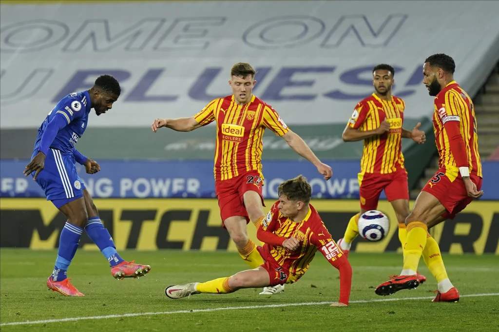 Kelechi Iheanacho (z lewej) zdobywa gola