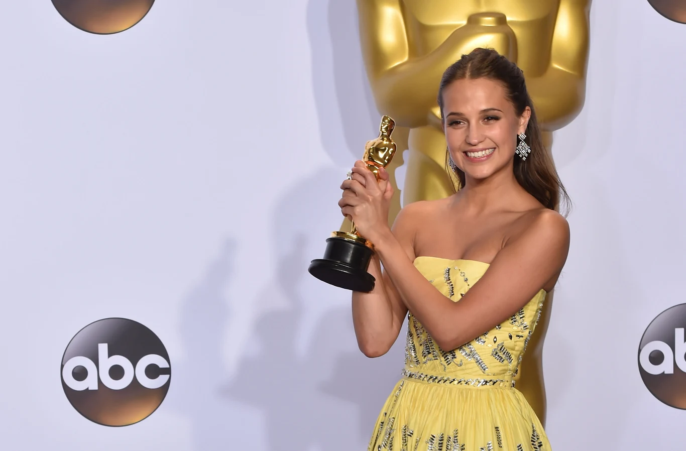 Alicia Vikander - u znajomych

Alicia Vikander została nagrodzona Oscarem dla najlepszej aktorki w 2016 roku za rolę w "Dziewczynie z portretu". Nie ma jednak w domu statuetki. "Przeprowadziłam się do nowego miejsca, a ponieważ tak dużo pracowałam poza domem, oddałam Oscara na przechowanie znajomemu w Los Angeles" - powiedziała w wywiadzie dla "People". "Córka mojego przyjaciela przysyła mi zdjęcia, aby udowodnić, że dobrze się nim opiekuje" - zdradziła. 
(PAP Life)
