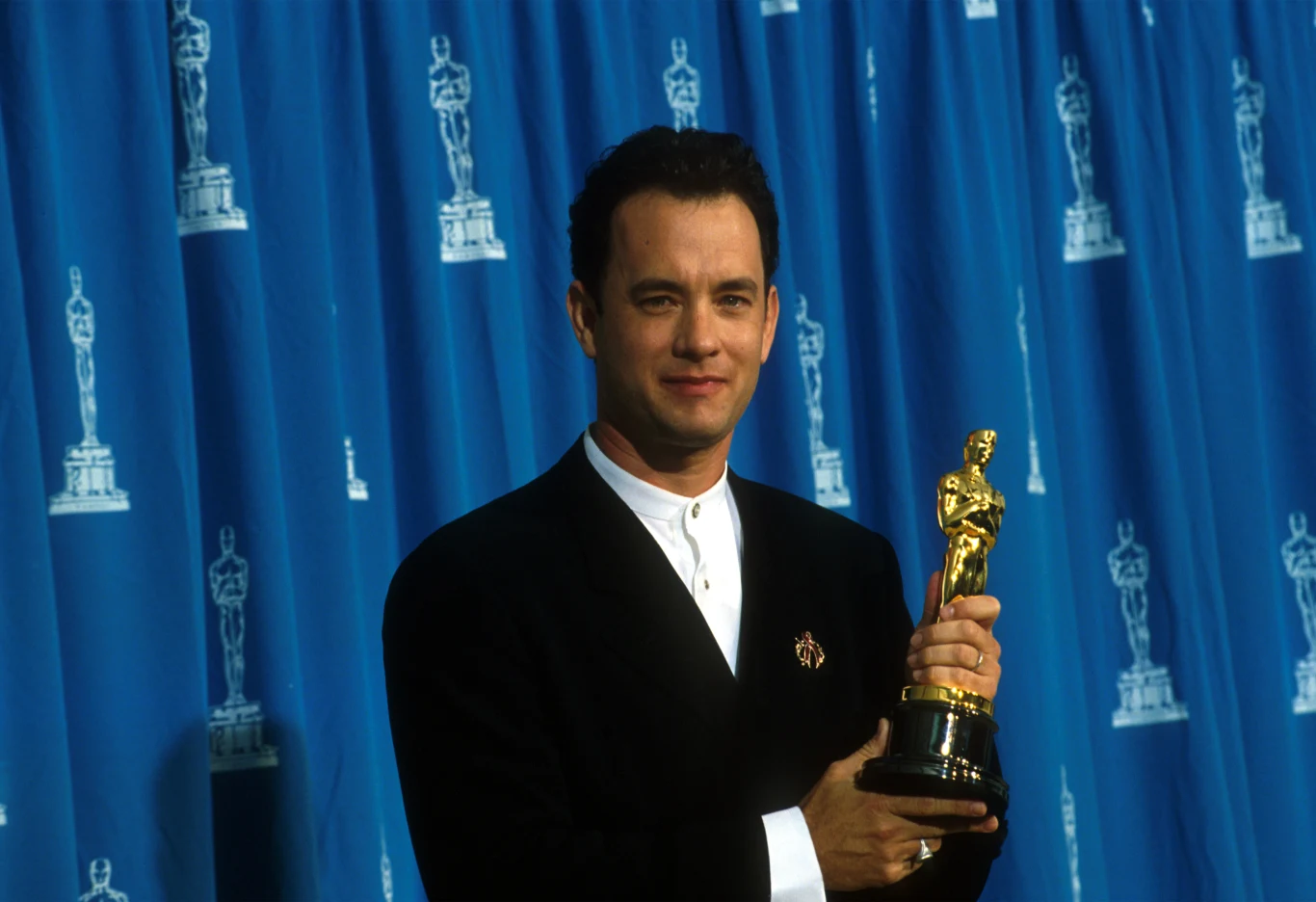 Tom Hanks - na półce z rodzinnymi pamiątkami

Tom Hanks zdradził w jednym z wywiadów, że swoje dwa Oscary - nagrodę dla najlepszego aktora w filmie "Filadelfia" w 1993 roku i statuetkę dla najlepszego aktora za film "Forrest Gump" w 1994 roku - trzyma w domu na półce z rodzinnymi trofeami, pomiędzy pucharami za szkolne rozgrywki w piłkę swoich synów i obok statuetki "Najlepsza Mama Świata", którą jego żona - Rita Wilson dostała od dzieci z okazji dnia matki.
(PAP Life)