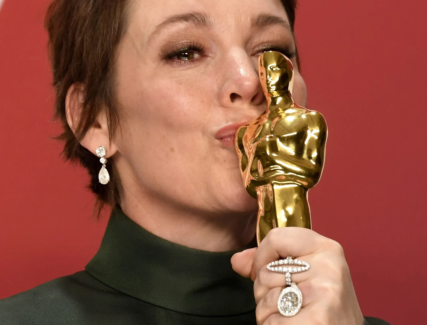 Olivia Colman - w łóżku

Olivia Colman, która w 2019 roku zdobyła statuetkę dla najlepszej aktorki za rolę w filmie "Faworyta", powiedziała w wywiadzie telewizyjnym po ceremonii rozdania Oscarów, że będzie przechowywać swoje nowe trofeum w wyjątkowym miejscu. "W łóżku, między mną a moim mężem. On jeszcze nie wie, ale nie będzie miał nic przeciwko" - zapowiedziała. Czy statuetka nadal jest w sypialni i czy w ogóle tam trafiła? Trudno powiedzieć. Colman jest znana z poczucia humoru, możliwe więc, że jej zapowiedź to był tylko żart.
(PAP Life)