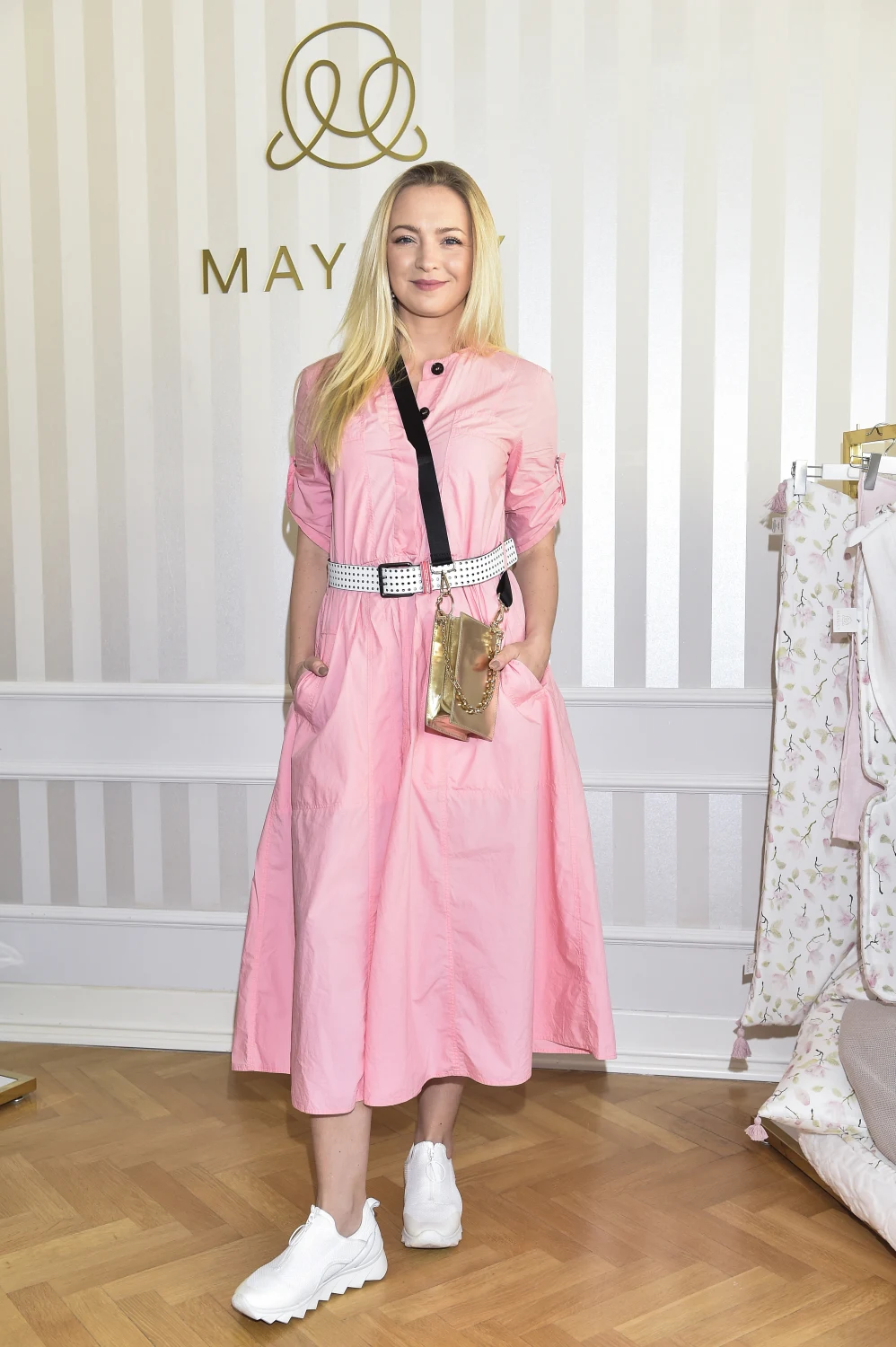 Barbara Kurdej-Szatan wybrała sukienkę w landrynkowym kolorze. Stylizację dopełniła złotą torebką. Barbara Kurdej-Szatan wybrała sukienkę w landrynkowym kolorze. Stylizację dopełniła złotą torebką.