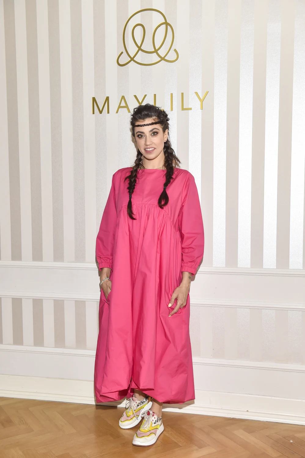 Maja Hyży wybrała obszerną sukienkę do ziemie w kolorze fuksji. Gwiazda dobrała do niej sportowe buty, co daje świetny efekt. Maja Hyży wybrała obszerną sukienkę do ziemie w kolorze fuksji. Gwiazda dobrała do niej sportowe buty, co daje świetny efekt.