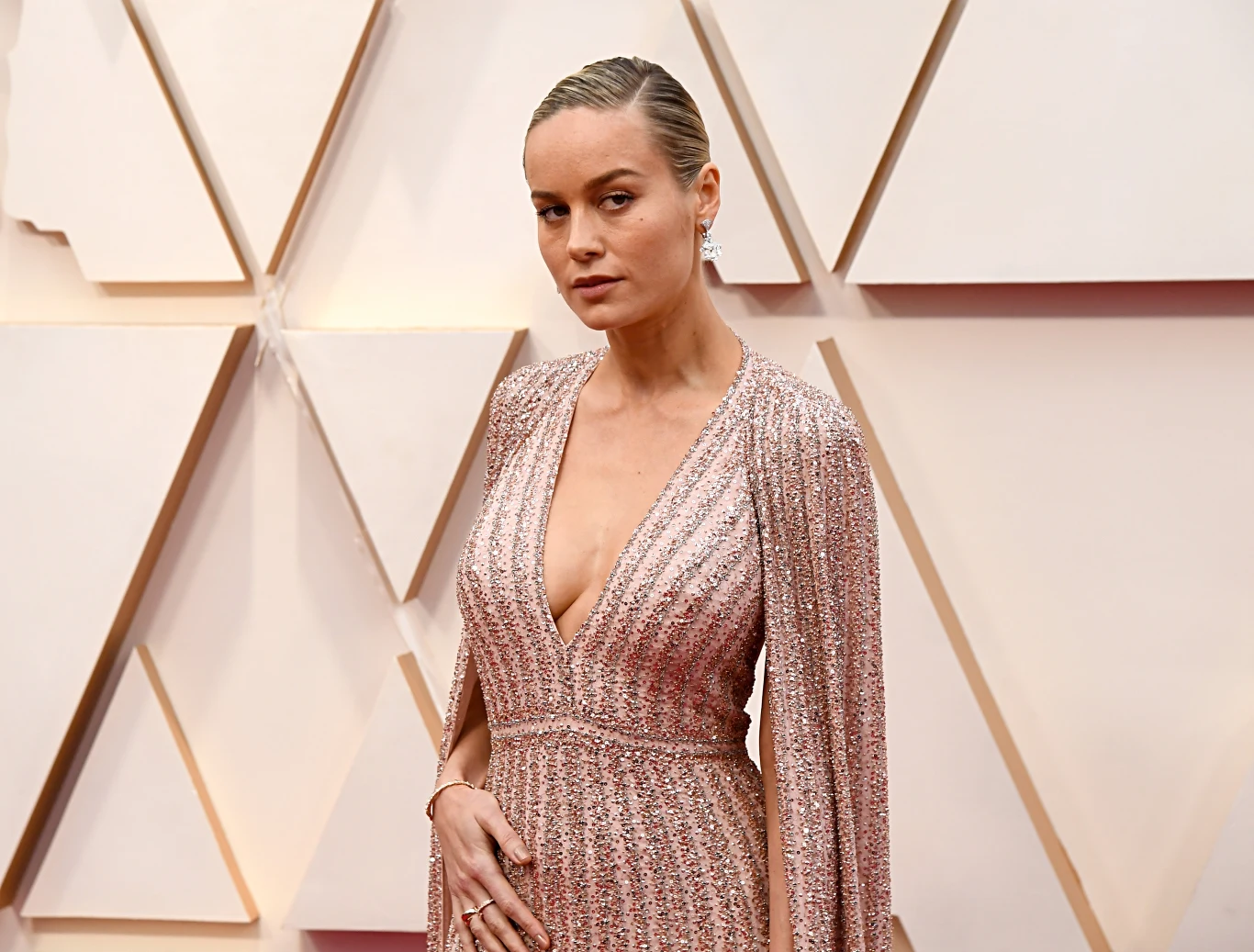 Na przestrzeni ostatnich kilkudziesięciu lat byliśmy świadkami, jak oscarowa moda odzwierciedlała zmieniające się trendy. Zachowawcze, minimalistyczne sukienki powoli ustępowały miejsca coraz bardziej skąpym, wielobarwnym, a niekiedy ekscentrycznym strojom. Klasyczna elegancja przestała wystarczać - na czerwonym dywanie trzeba było olśniewać, zdumiewać, wyróżnić się na tle zaproszonych gości. Dziś stonowany minimalistyczny strój uchodziłby za ewenement. Skromność stała się nową ekstrawagancją. Na zdjęciu Brie Larson podczas zeszłorocznej oscarowej gali.
(PAP Life)