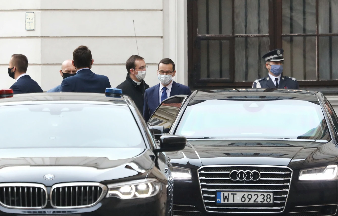 Sam premier wożony jest dużymi i paliwożernymi limuzynami, w żadnym wypadku elektrycznymi Sam premier wożony jest dużymi i paliwożernymi limuzynami, w żadnym wypadku elektrycznymi