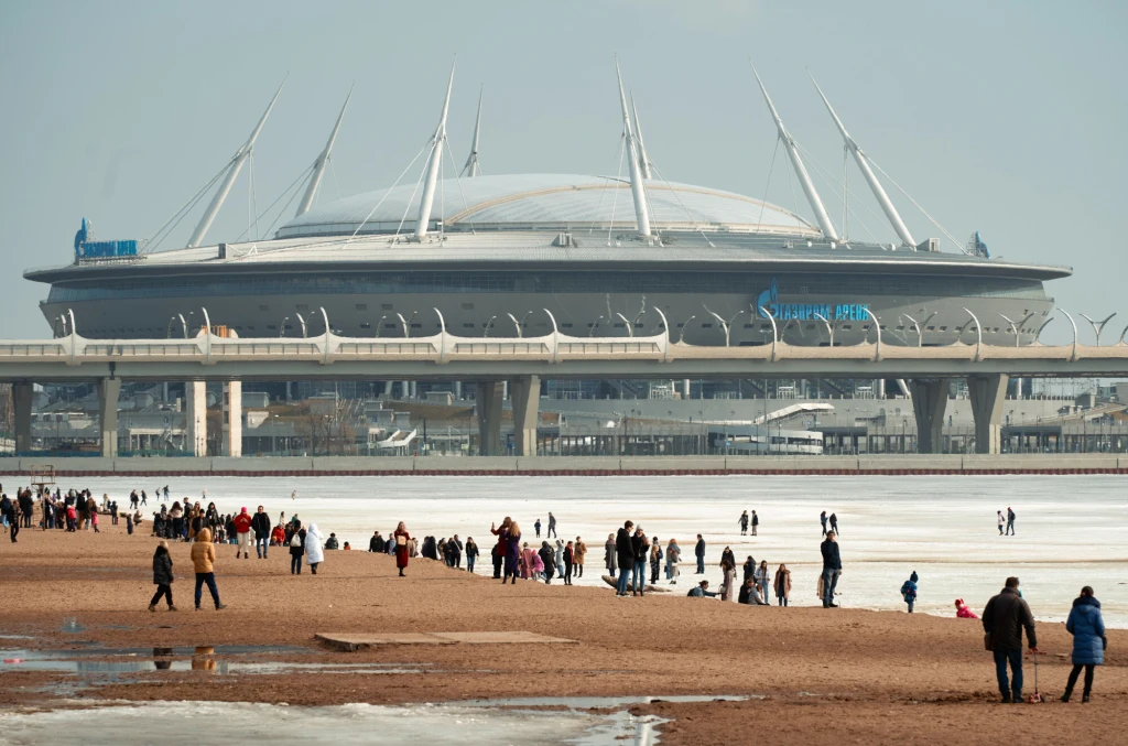 Obiekt ten nazywany jest Stadionem Sankt-Petersburg, Stadionem Kriestowskij lub Gazprom Areną.