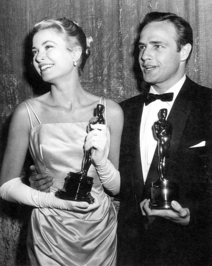 Grace Kelly i Marlon Brando podczas gali oscarowej