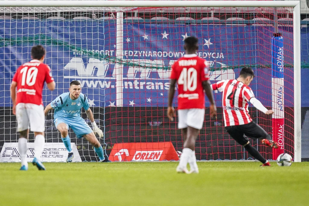 Bramkarz Mateusz Lis wygrał pojedynek z Sergiu Hancą Bramkarz Mateusz Lis wygrał pojedynek z Sergiu Hancą