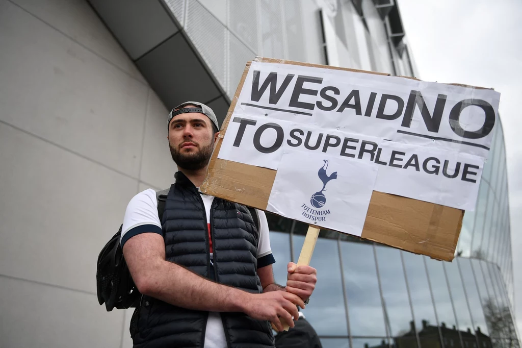 Kibic Tottenhamu podczas protestu przeciwko Superlidze (na kartonie jest napisane: "Mówimy nie dla superligi") Kibic Tottenhamu podczas protestu przeciwko Superlidze (na kartonie jest napisane: "Mówimy nie dla superligi")