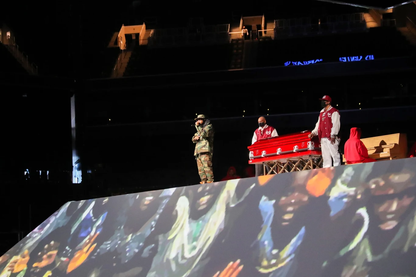 Nas obok trumny DMX-a podczas jego publicznego pożegnania Nas obok trumny DMX-a podczas jego publicznego pożegnania