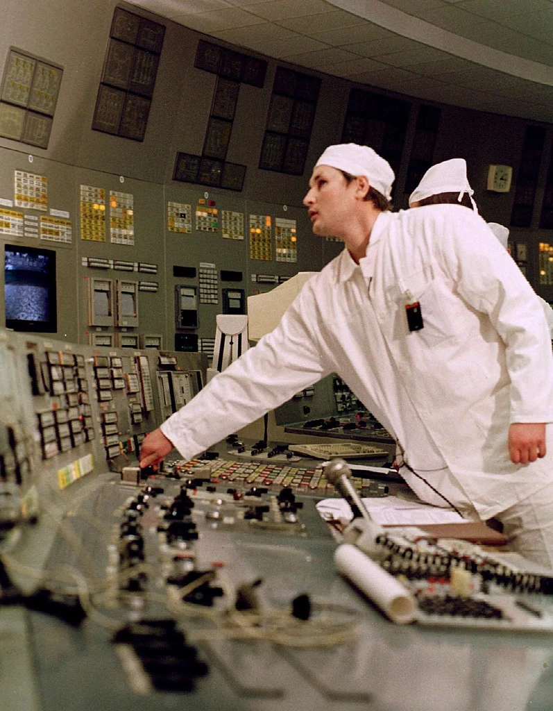 15 grudnia 2000 r. Główny inżynier elektrowni w Czarnobylu Siergiej Basztowoj wyłącza ostatni działający reaktor. 