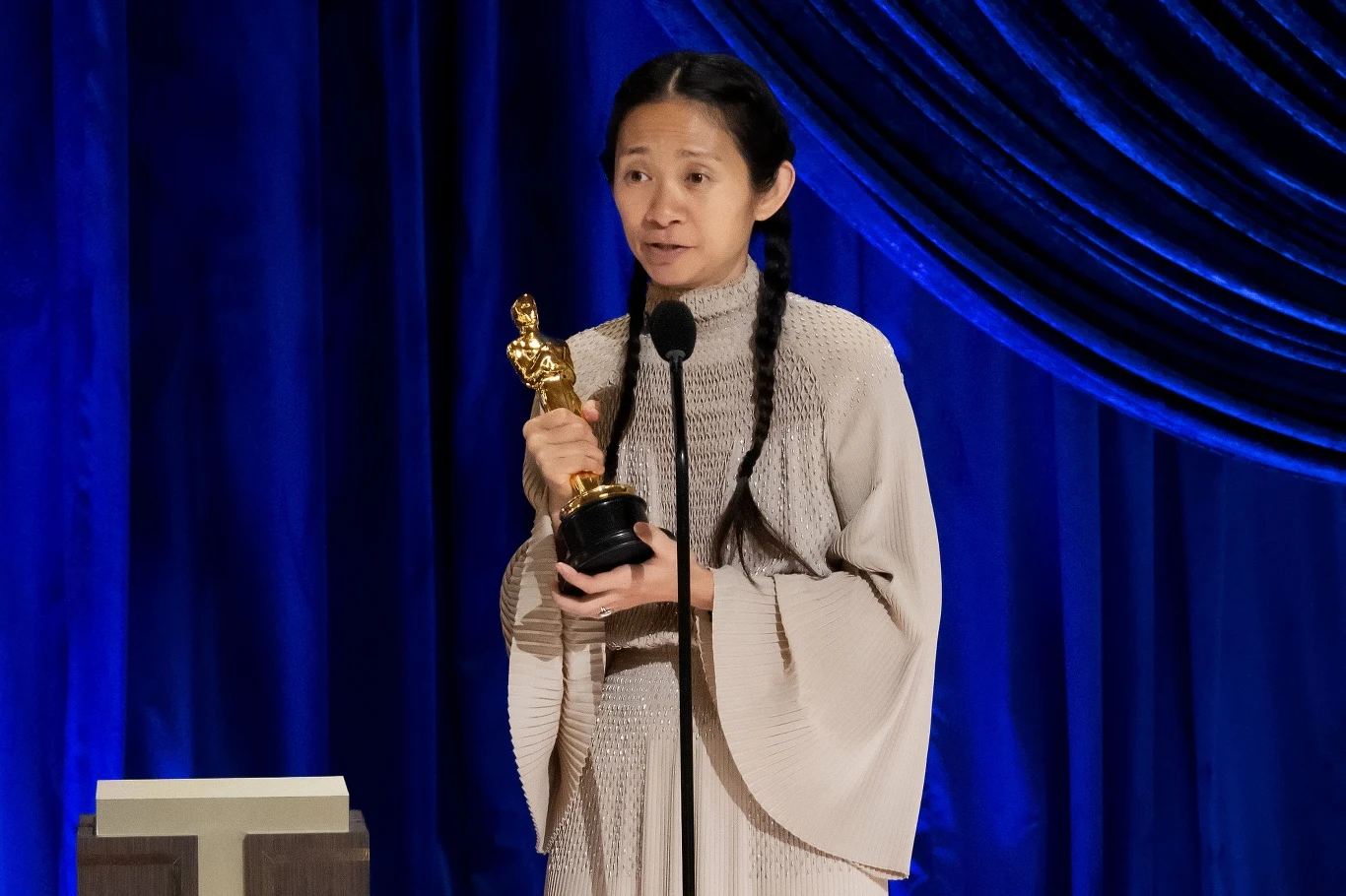 Chloé Zhao, reżyserka "Nomadland", z Oscarem Chloé Zhao, reżyserka "Nomadland", z Oscarem