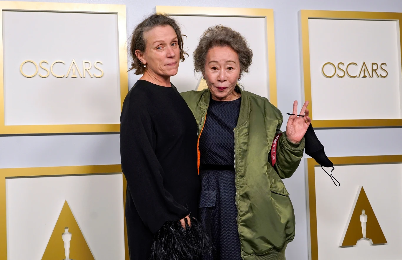 Frances McDormand i Yuh-Jung Youn - laureatki tegorocznych aktorskich Oscarów