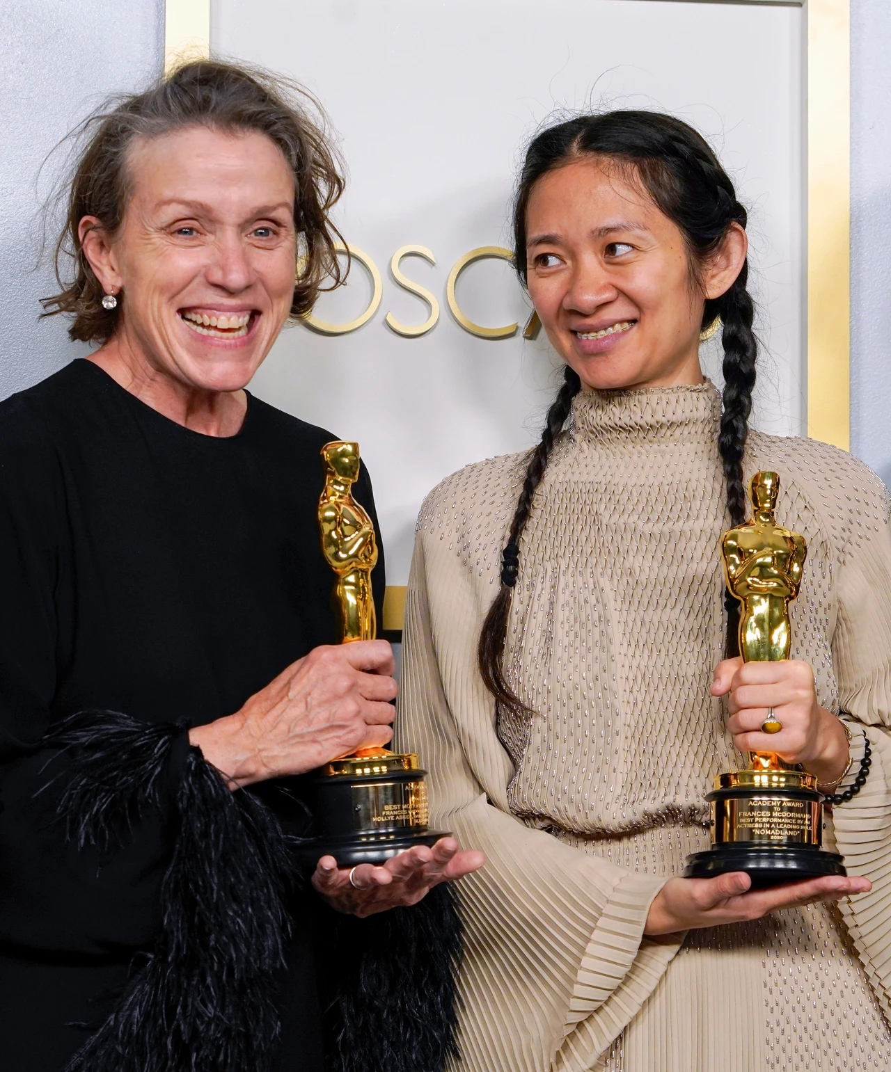 Frances McDormand i Chloé Zhao, czyli współproducentki "Nomadland", najlepszego filmu roku