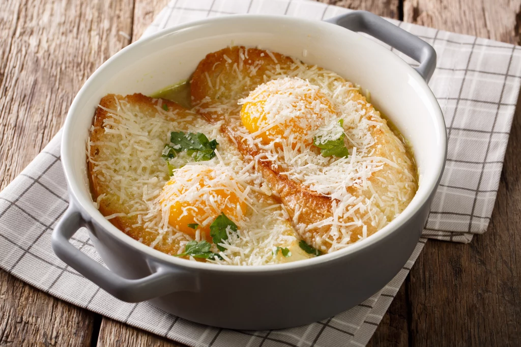 Zupa pavese to włoski rosół z jajkiem i chlebem 