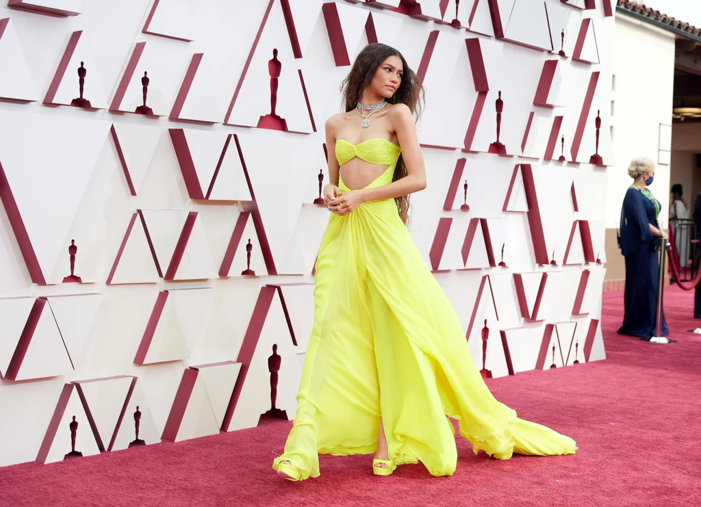 Zendaya Coleman przykuwała wzrok żółtą kreacją od Valentino, która klasyczny krój łączyła z energetyczną, żółtą barwą Zendaya Coleman przykuwała wzrok żółtą kreacją od Valentino, która klasyczny krój łączyła z energetyczną, żółtą barwą