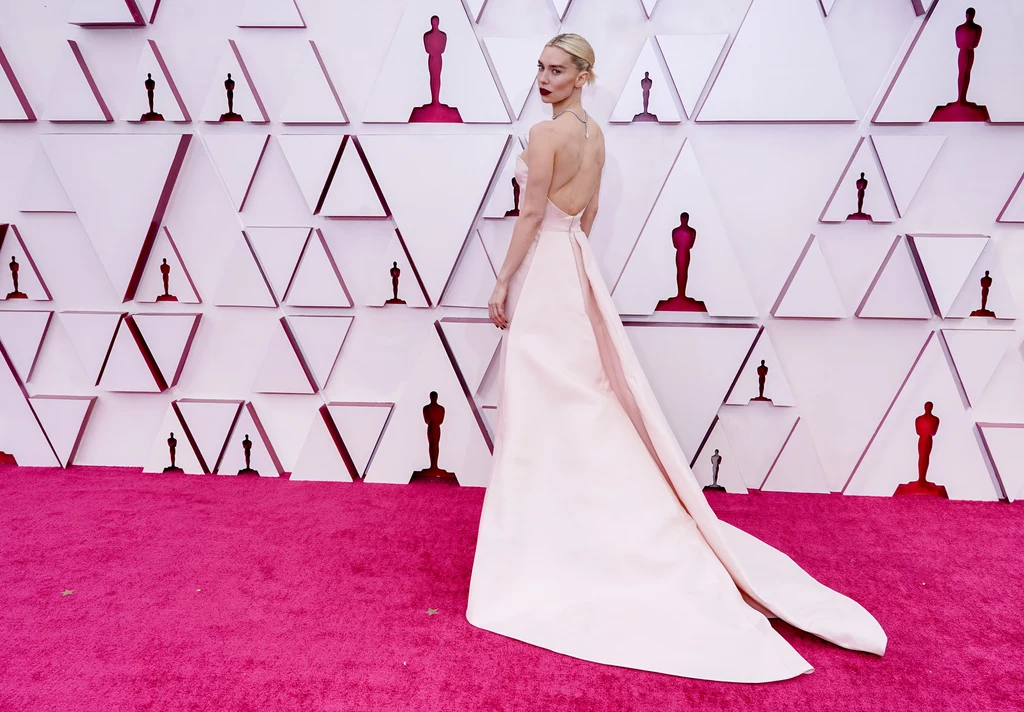 Królewską klasę pokazała zaś Vanessa Kirby, pojawiając się na gali w różowej sukni z trenem od Gucci Królewską klasę pokazała zaś Vanessa Kirby, pojawiając się na gali w różowej sukni z trenem od Gucci