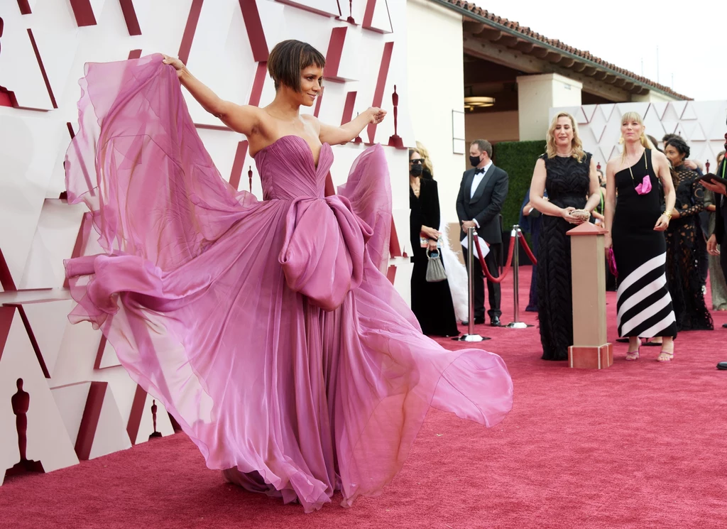 Halle Berry wprowadziła na galę lekkość i urok. Wszystko za sprawą zwiewnej kreacji od Dolce&Gabbana Halle Berry wprowadziła na galę lekkość i urok. Wszystko za sprawą zwiewnej kreacji od Dolce&Gabbana