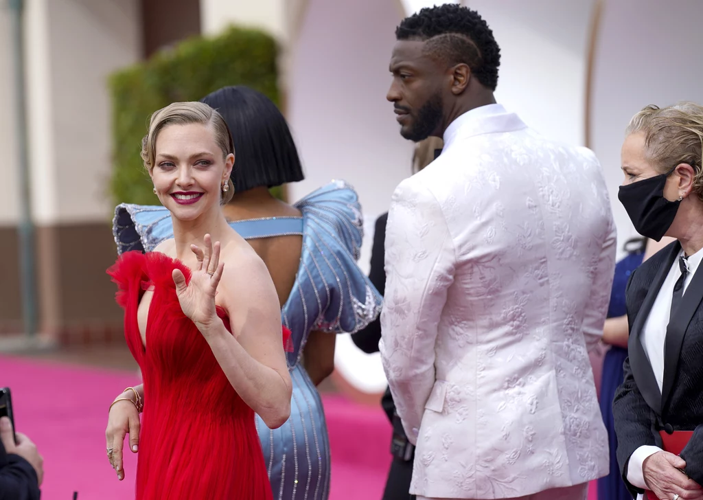 Choć od kilku lat w świecie filmu narasta sprzeciw wobec galowego dress code’u, tym razem nominowani przychylili się do prośby organizatorów. Co więcej – można odnieść wrażenie, że blichtr usunięty z innych obszarów gali, w pełni rozkwitł właśnie na modowym poletku. W tym roku postawiono na klasykę i przepych, mocno ograniczając modowe eksperymenty. Na oscarowej scenie królowały więc długości maxi, treny, dekolty, podkreślone talie, a z palety kolorów najczęściej wybierano czerń, czerwień i złoto. Choć od kilku lat w świecie filmu narasta sprzeciw wobec galowego dress code’u, tym razem nominowani przychylili się do prośby organizatorów. Co więcej – można odnieść wrażenie, że blichtr usunięty z innych obszarów gali, w pełni rozkwitł właśnie na modowym poletku. W tym roku postawiono na klasykę i przepych, mocno ograniczając modowe eksperymenty. Na oscarowej scenie królowały więc długości maxi, treny, dekolty, podkreślone talie, a z palety kolorów najczęściej wybierano czerń, czerwień i złoto.