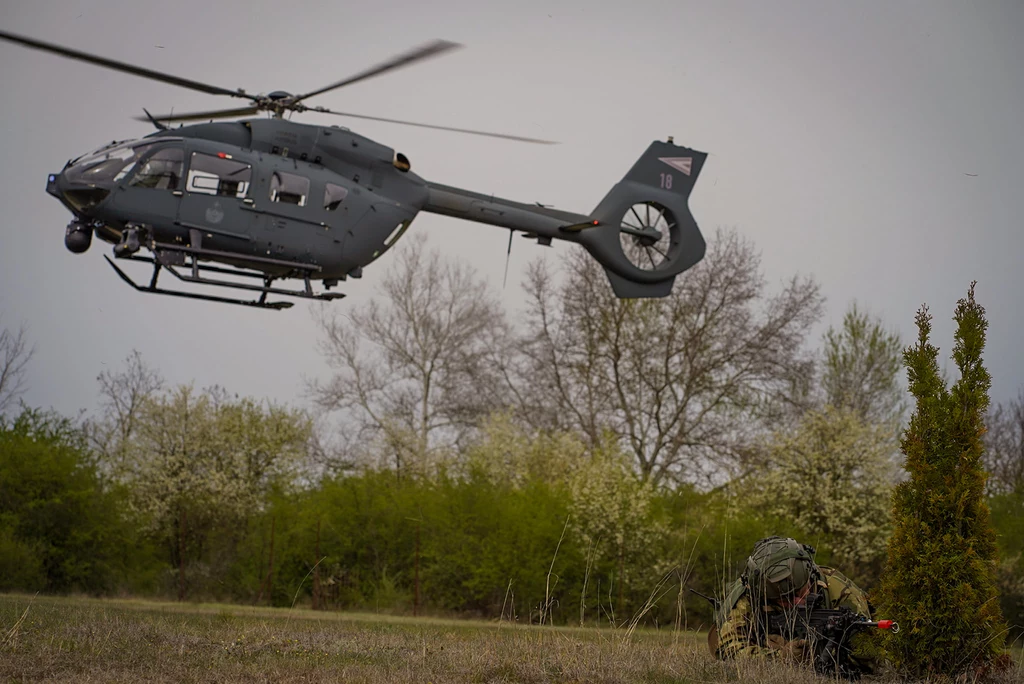 Operacje specjalne na rzece wspierały śmigłowce Airbus H145M. Niedługo dołączą do nich H225M Caracal