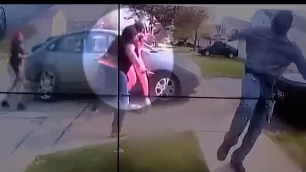 Kadr z filmu nagranego podczas interwencji policji, w której doszło do śmiertelnego w skutkach postrzelenia Makayi Bryant Kadr z filmu nagranego podczas interwencji policji, w której doszło do śmiertelnego w skutkach postrzelenia Makayi Bryant